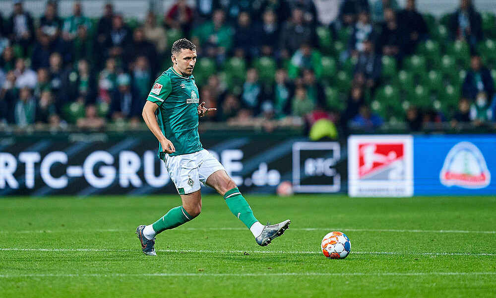 null Milos Veljkovic mit dem Ball am Fuß, den Blick nach vorn.
