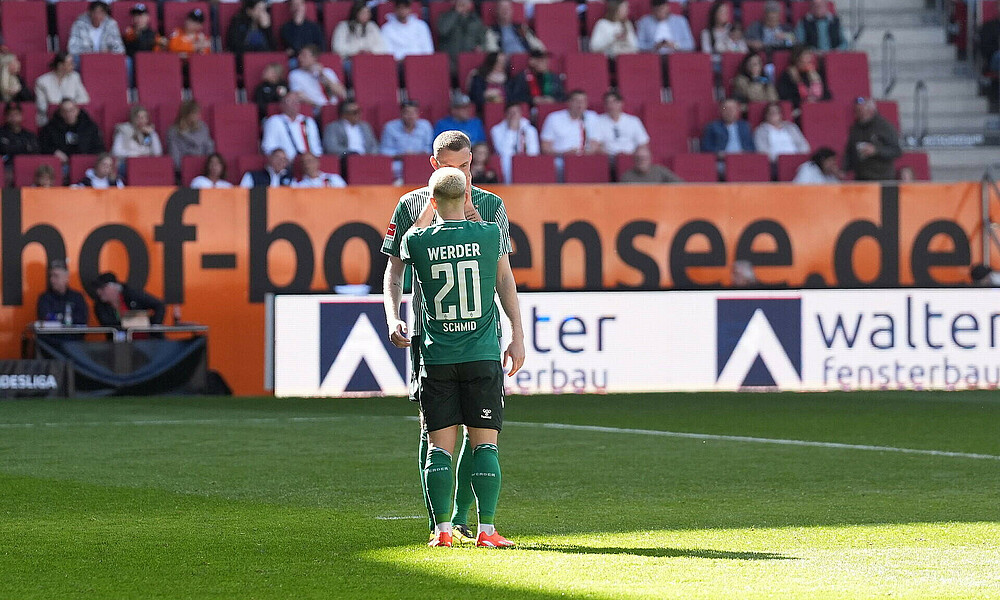 Romano Schmid steht vor Marvin Ducksch. 