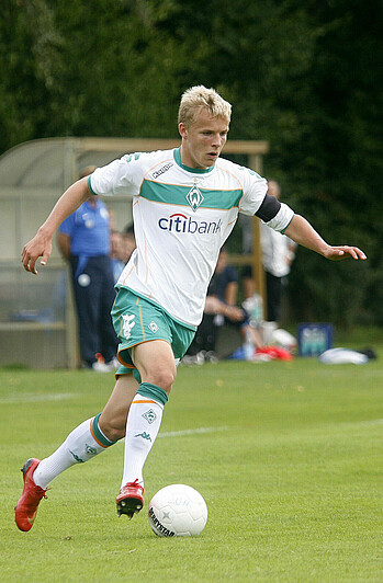 null Lennart Thy mit dem Ball am Fuß.