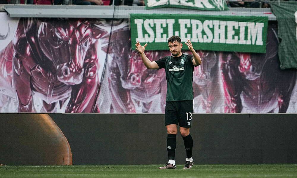 Milos Veljkovic gestikuliert auf dem Platz. 