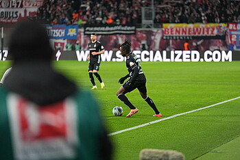 Kabore von hinten am Ball in Leipzig