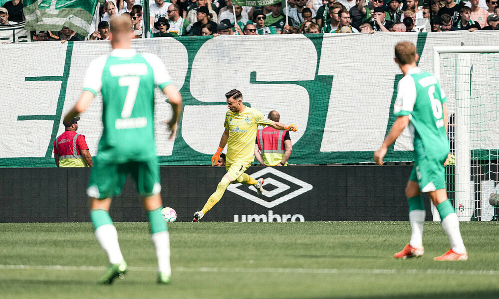 null Pavlenka macht einen Abstoß, im Vordergrund ist unscharf Ducksch.