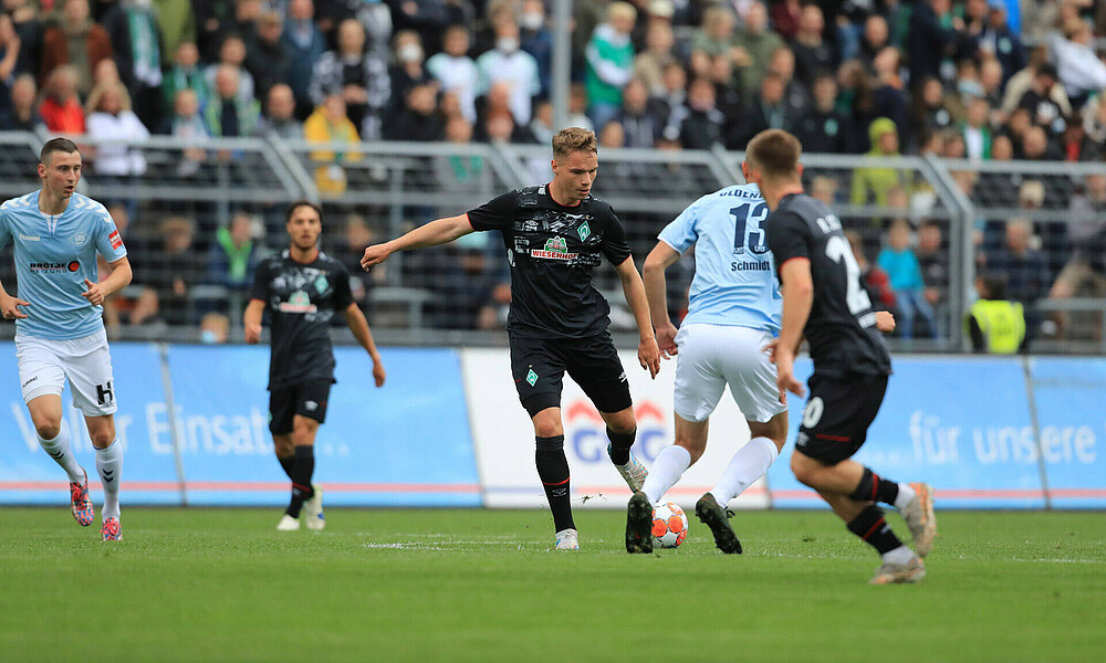 Niklas Schmidt spielt einen Pass auf Romano Schmid. 