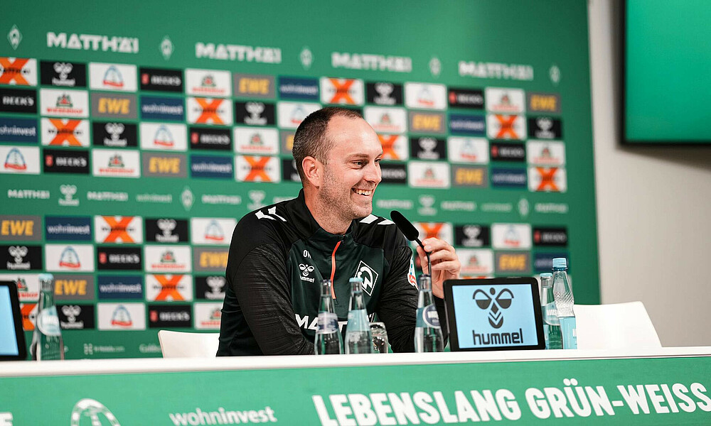 Ole Werner in der Mixed Zone bei Werder Bremen zum Trainingsauftakt