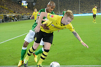 Werders Theodor Gebre Selassie im Zweikampf mit Dortmunds Marco Reus.