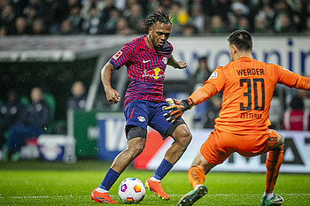 Openda mit Ball am Fuß vor Openda. 