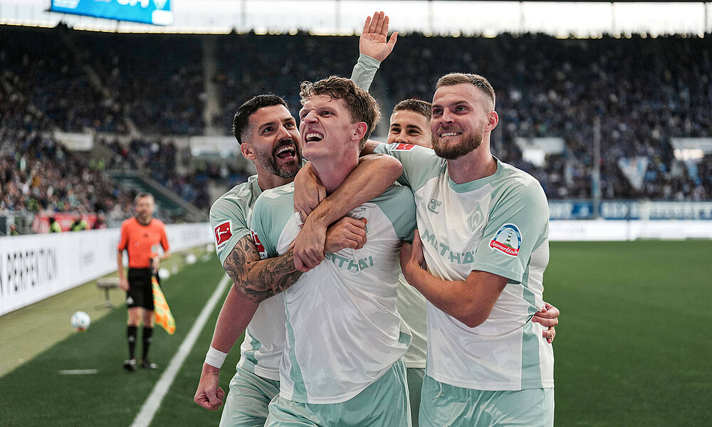 Jens Stage, Anthony Jung und Marvin Ducksch jubeln gemeinsam. 