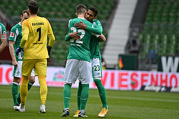 Marco Frield umarmt Theodor Gebre Selassie