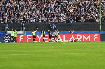 Matheis sieht im Spiel gegen den HSV die Gelb-Rote Karte