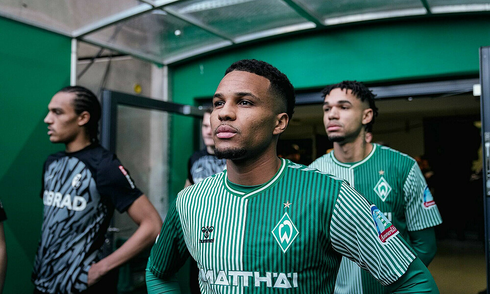 Felix Agu steht im Spielertunnel.