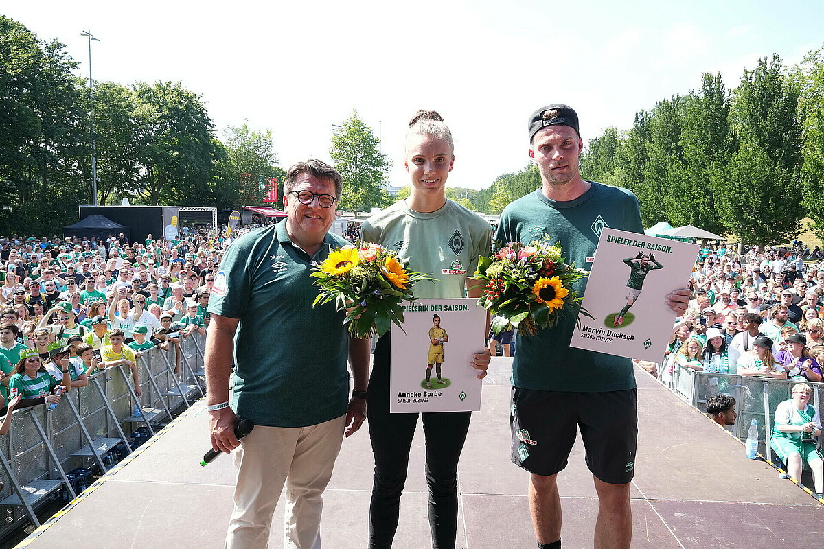 Dr. Hubertus Hess-Grunewald mit Anneke Borbe und Marvin Ducksch vor den Fans