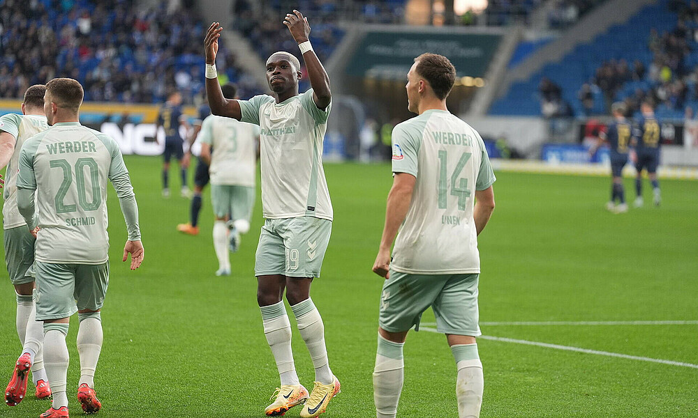 null Derrick Köhn jubelt mit seinen Mitspielern nach einem Tor bei der TSG Hoffenheim