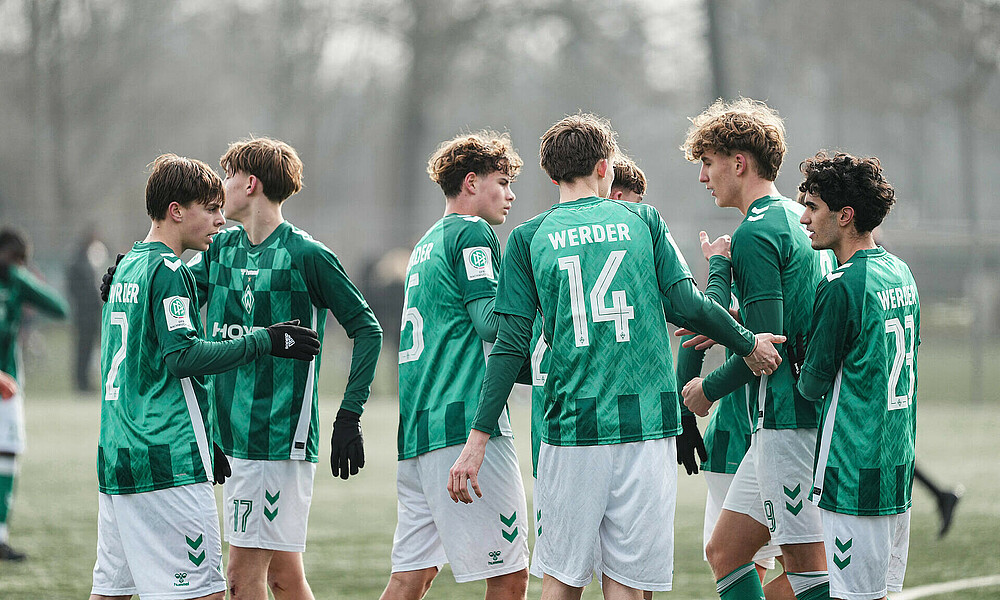 Die U17 beim Torjubel.