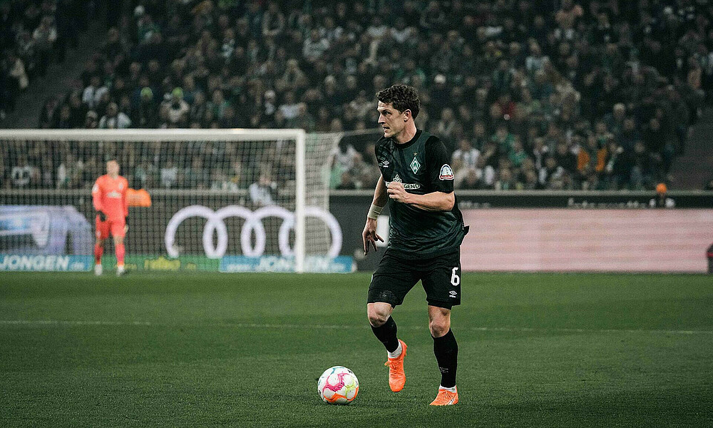 Jens Stage dribbelt mit Ball am Fuß. 