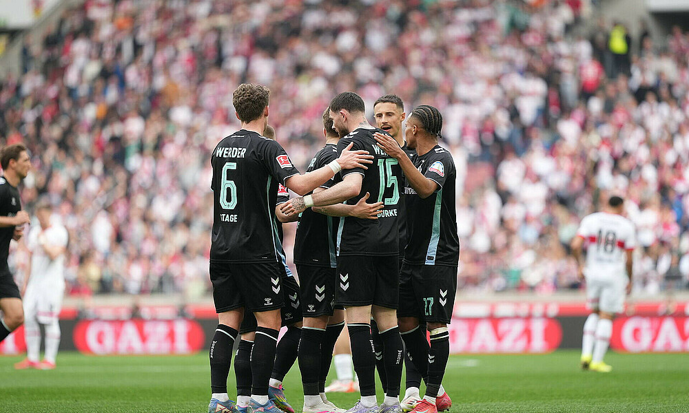 null Werder-Spieler jubeln mit Burke