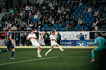 Felix Agu nimmt eine Flanke aus der Luft direkt. 