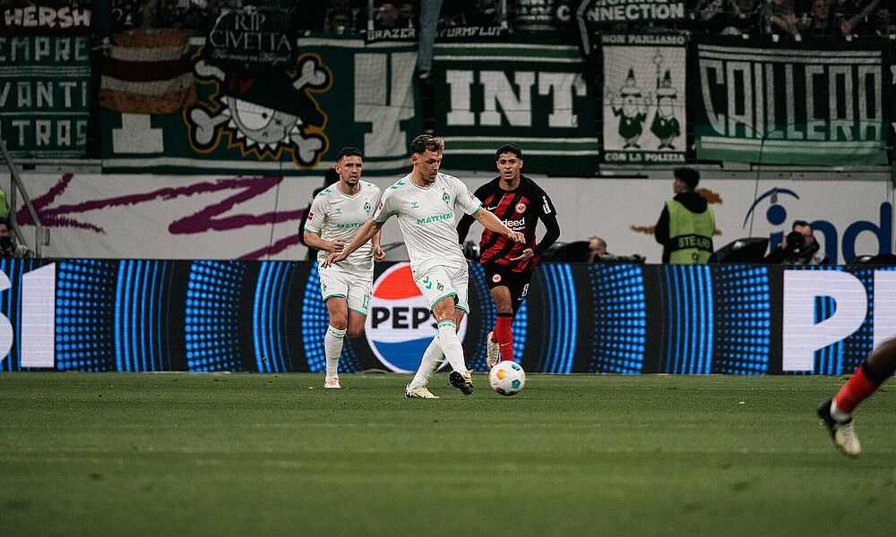 null Senne Lynen passt den Ball.