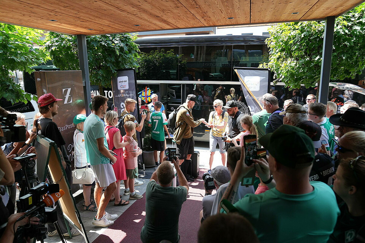 null Der Hoteleingang ist von Werder-Fans gesäumt.