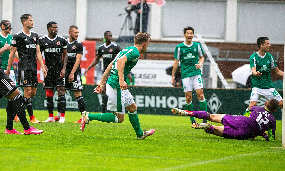 null Johannes Eggestein mit einem Kopfball gegen Sofia