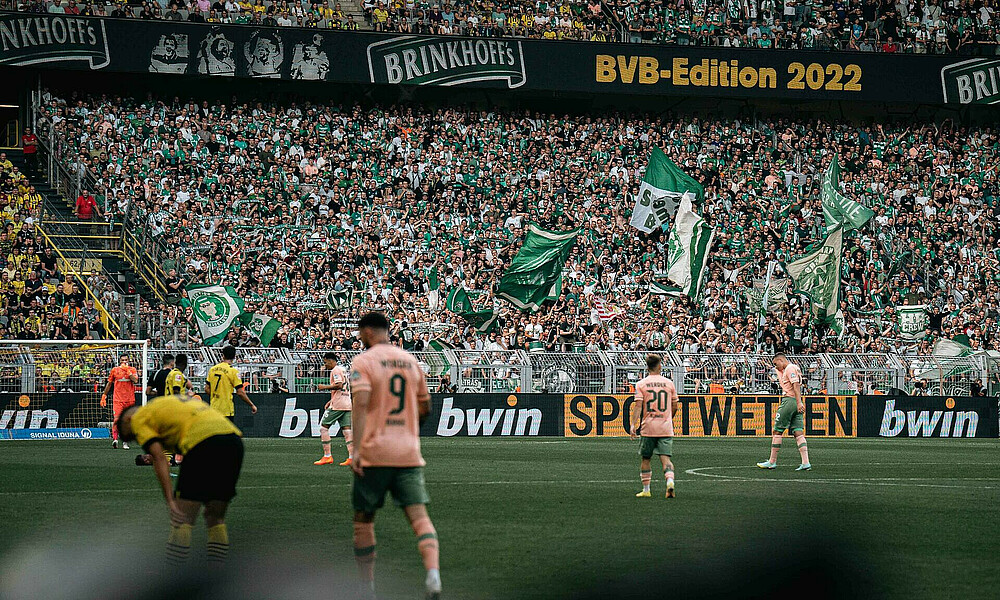 null Ein Blick in den Gästeblock in Dortmund voller Werder-Fans.