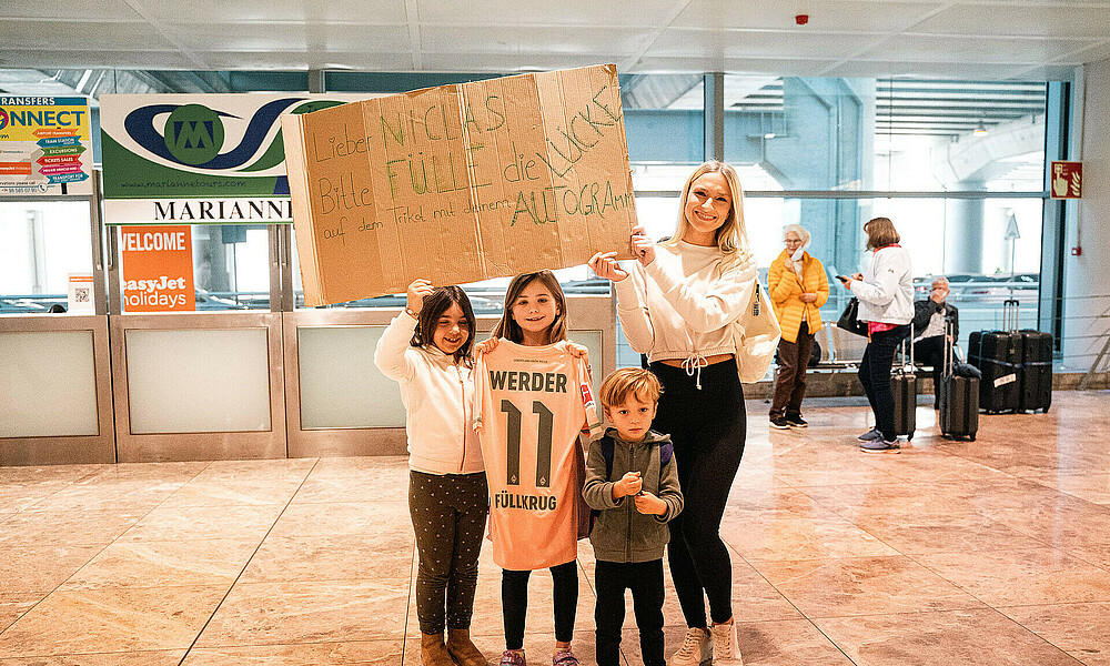 Tina Stache u.a. mit Sohn Camilo am Flughafen. 