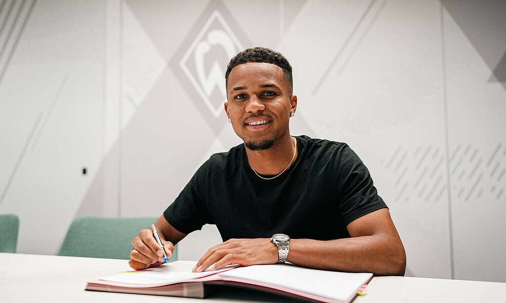 Felix Agu bei seiner Vertragsunterschrift