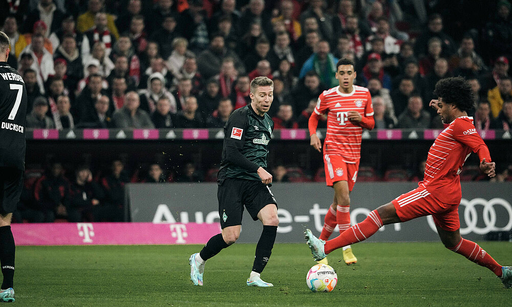 Mitchell Weiser und Serge Gnabry mit Blick auf den Ball.