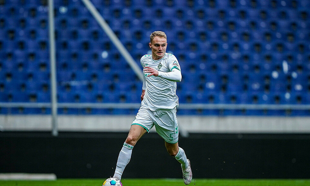 Amos Pieper mit Ball am Fuß.