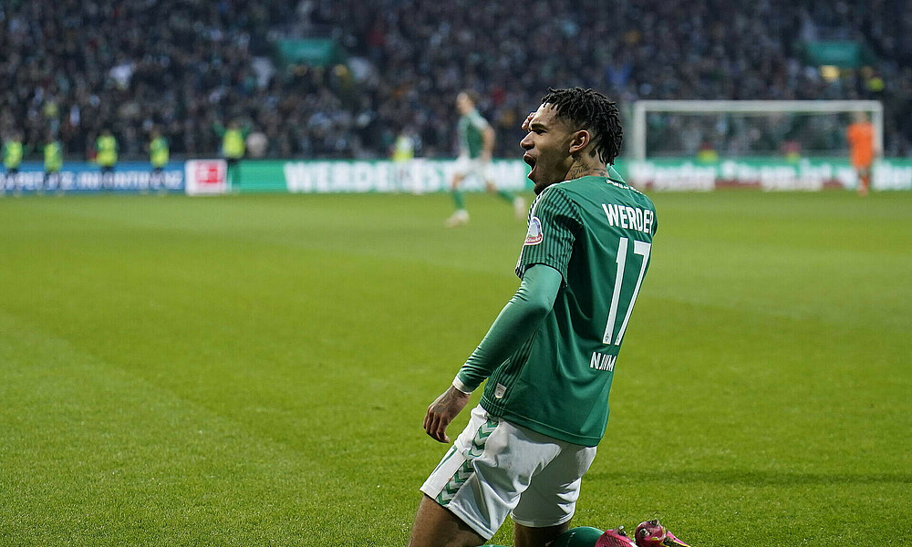 Justin Njinmah jubelt nach seinem Tor.