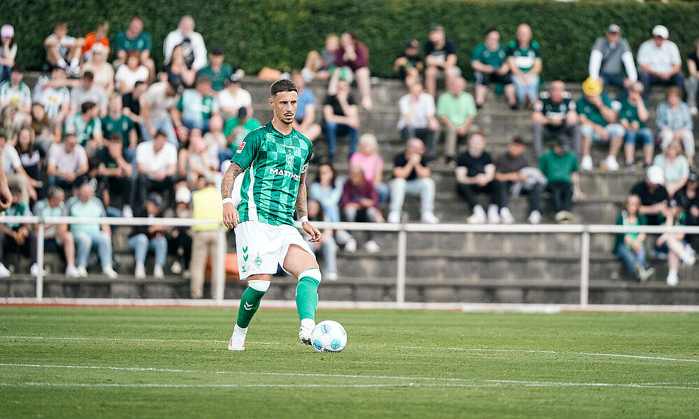 Marco Friedl mit Ball am Fuß. 
