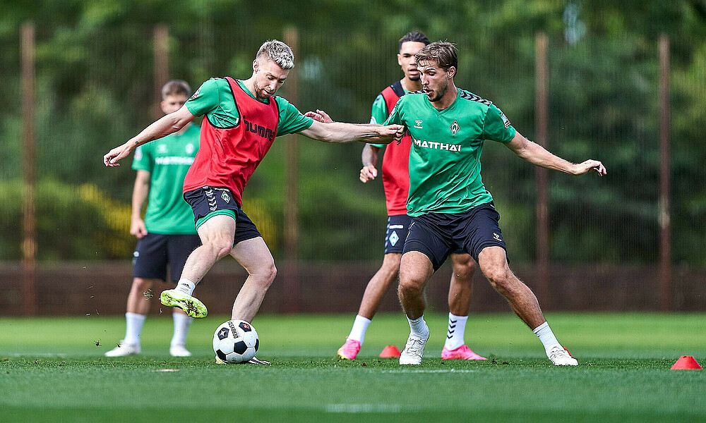 null Mitchell Weiser während des Trainings im Zweikampf mit Niklas Stark.