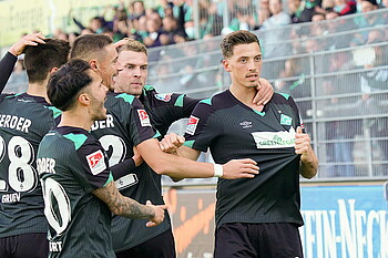 null Nicolai Rapp feiert sein Tor gegen Sandhausen.