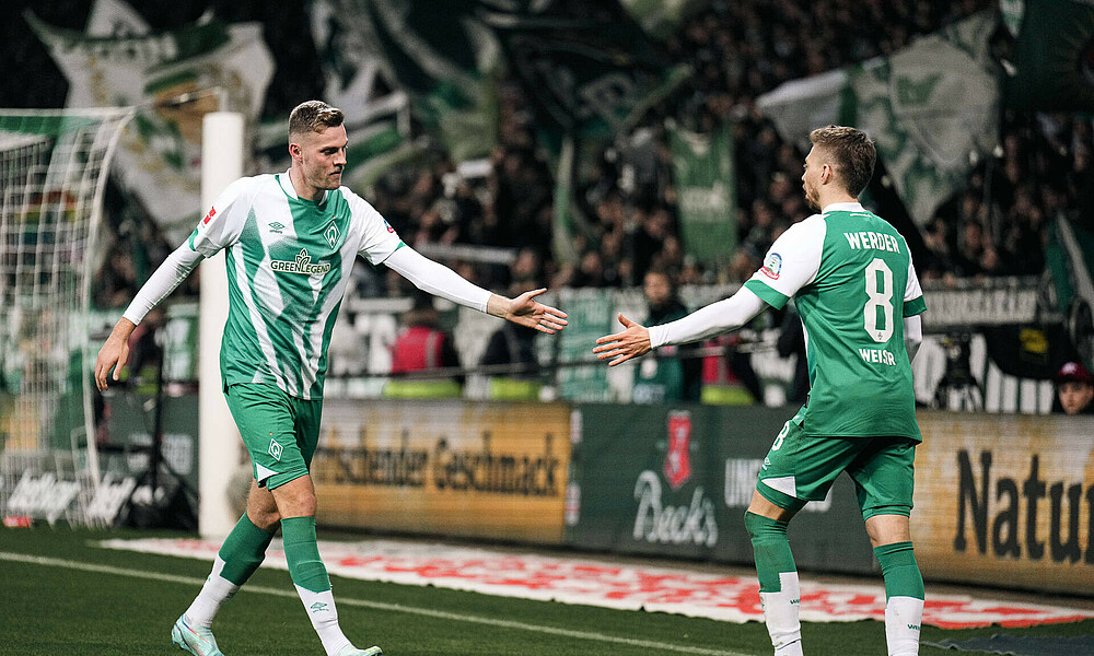 Ducksch und Weiser klatschen sich ab. 