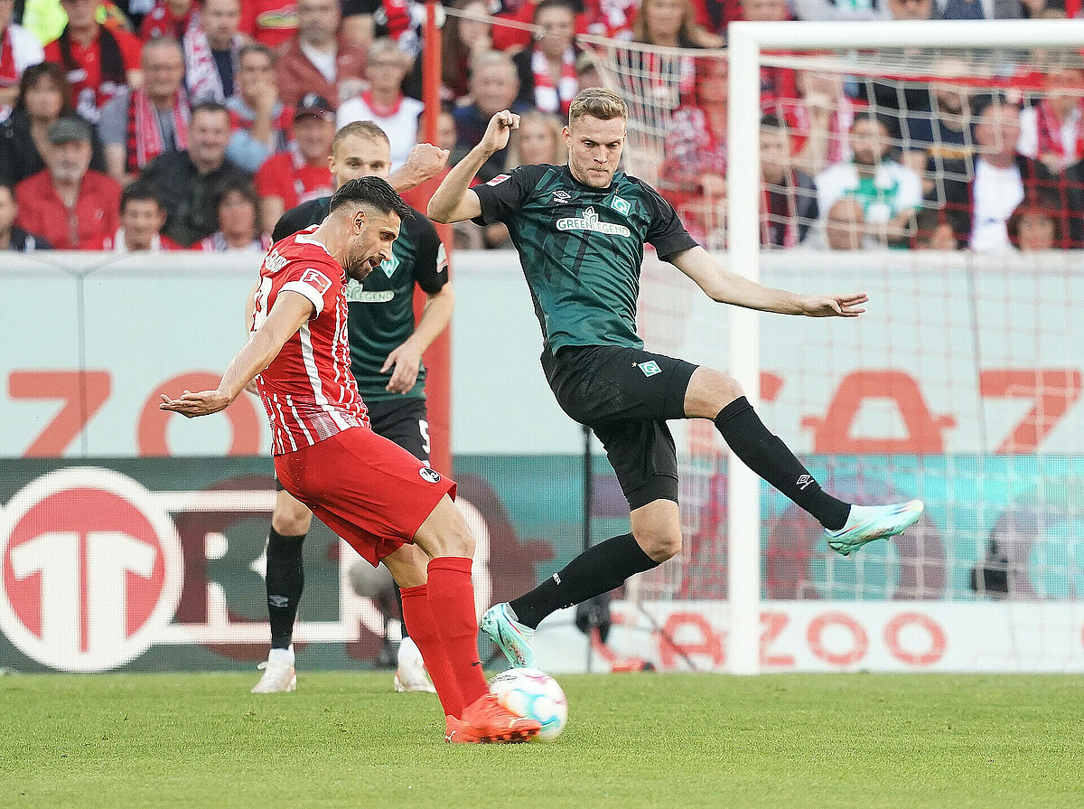 null Vincenzo Grifo schießt einen Freistoß, Marvin Ducksch springt dazwischen.