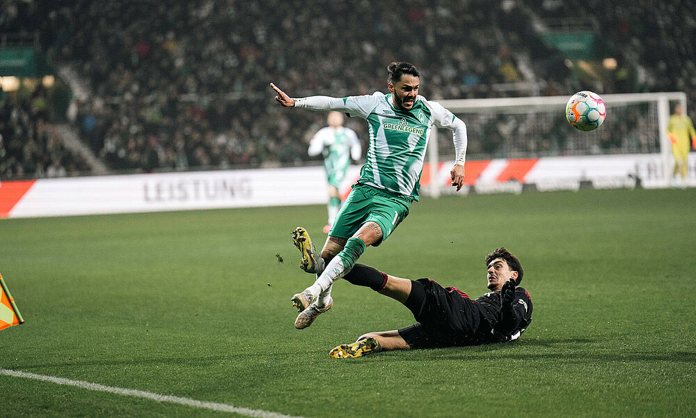 Leonardo Bittencourt springt über die Grätsche eines Union-Spielers.