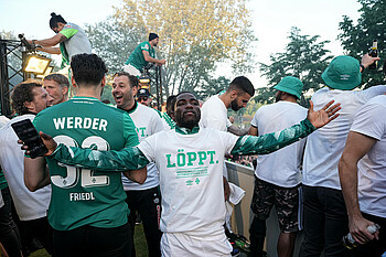 Roger Assalè auf der Aufstiegsparty des SV Werder.