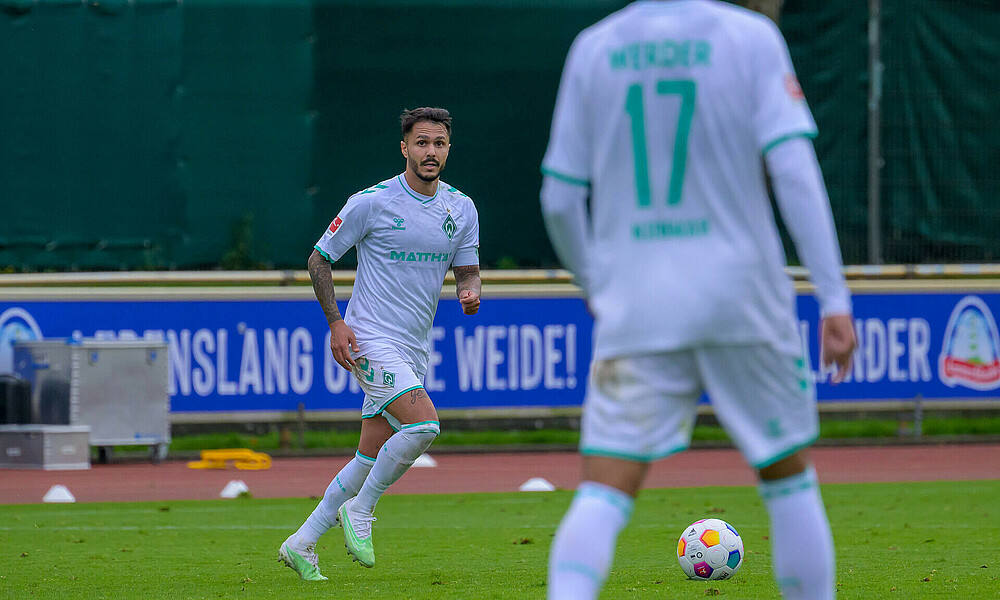 Leonardo Bittencourt mit dem Ball am Fuß. Er trägt das Away-Trikot.
