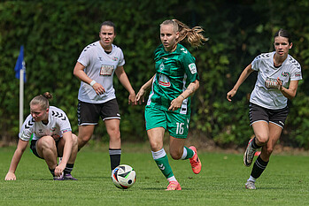 Emőke Pápai mit dem Ball am Fuß. 
