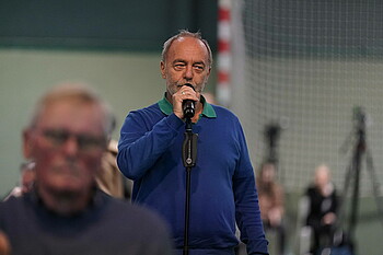 null Mitglied am Mikrofon.