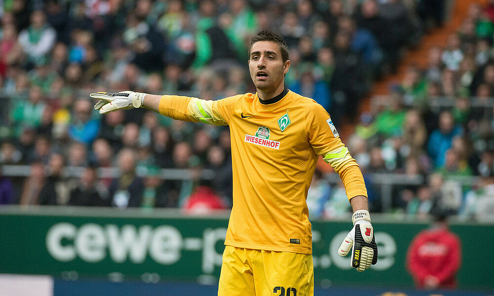Koen Casteels auf dem Platz im Werder-Trikot. 