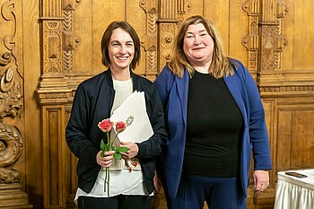 null Anne-Kathrin Laufmann nahm die Urkunden von Sportsenatorin Anja Stahmann entgegen.