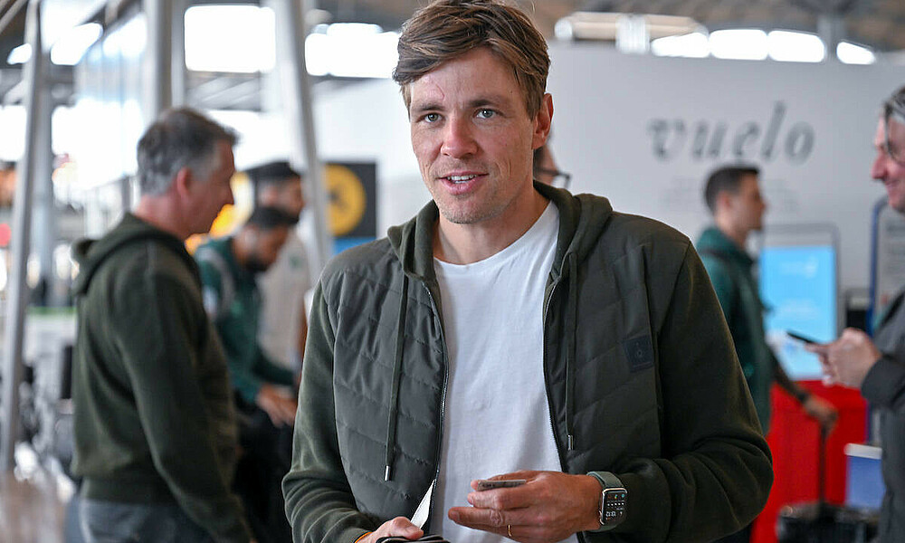 Clemens Fritz mit einem Portemonnaie in der Hand.