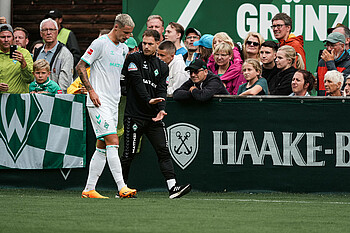 null Marco Friedl wird vom Platz gebracht.