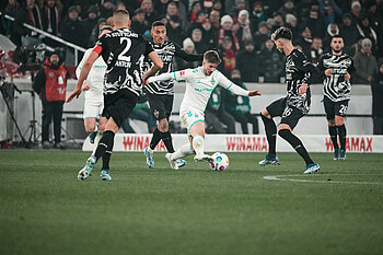 Romano Schmid im Dribbling gegen mehrere Stuttgarter. 