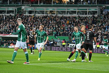 null Marco Grüll jubelt nach seinem Tor.