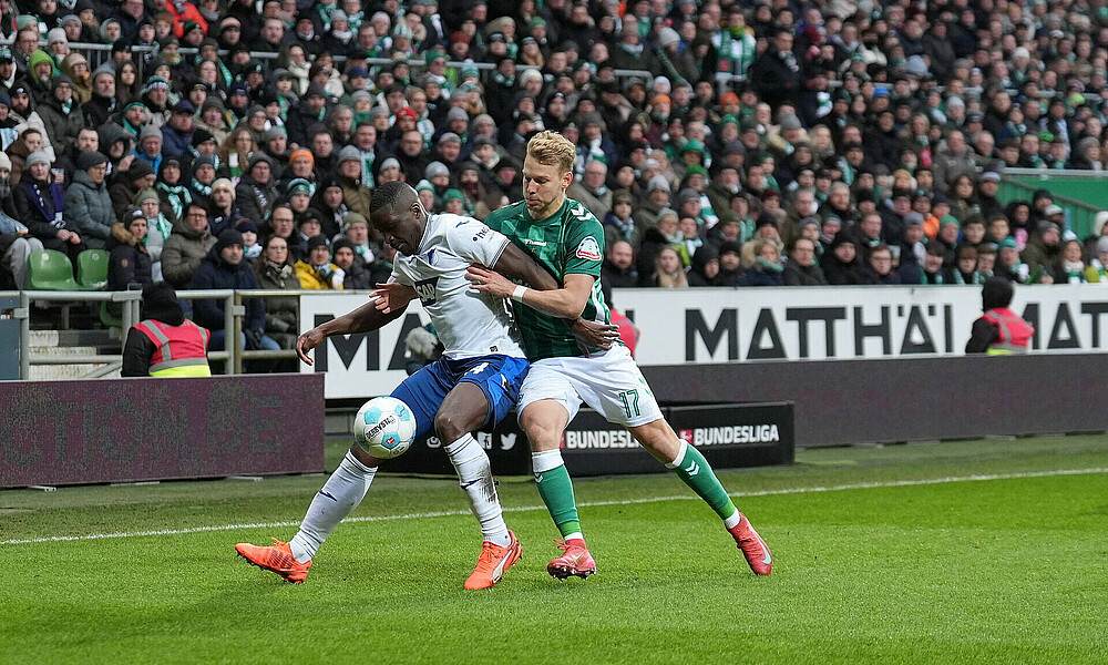 null Marco Grüll im Zweikampf mit Stanley Nsoki