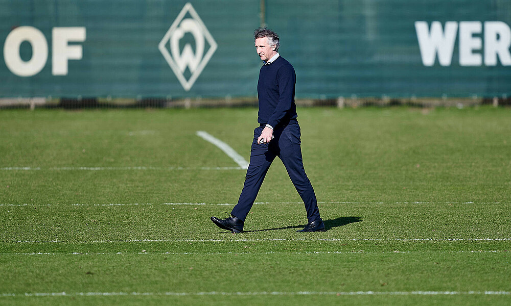 null Frank Baumann läuft über den Trainingsplatz.