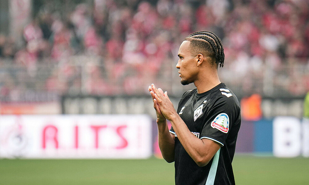 Felix Agu klatscht nach dem Spiel gegen Union Berlin. 
