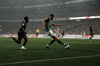 Oliver Burke vor Alphonso Davies. 