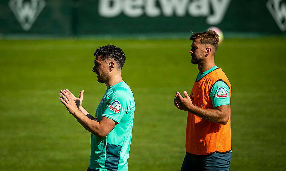null Niclas Füllkrug und Milos Velkjkovic auf dem Traingsplatz.